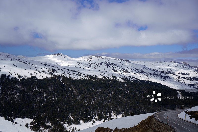 安道尔的雪山与山间公路图片素材