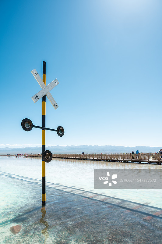 茶卡盐湖里的运盐火车铁轨设施图片素材