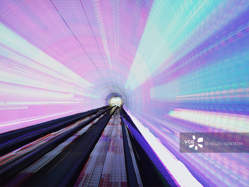 穿越隧道的光图片素材