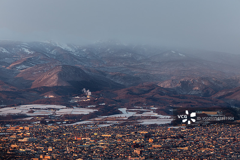 雪山和房子图片素材