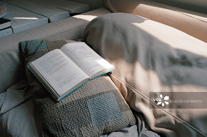 书与沙发图片素材