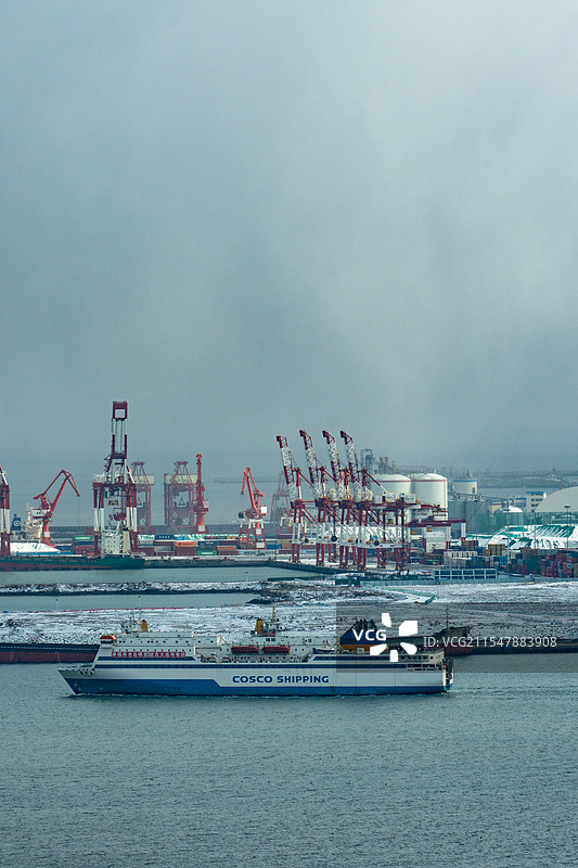 暴风雪后的威海港和出港的客轮图片素材