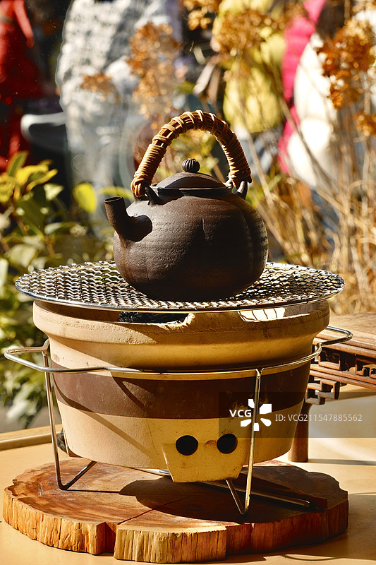 桌子上围炉煮茶特写镜头图片素材