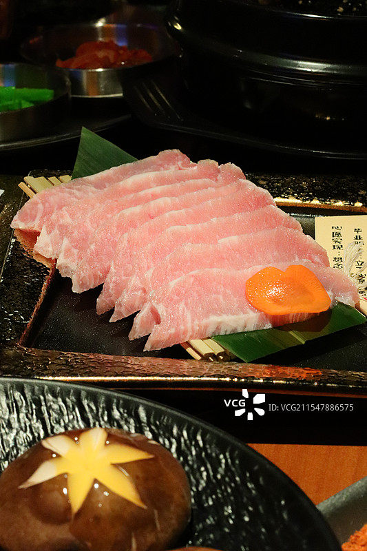 桌上盘子里的肉的特写镜头图片素材