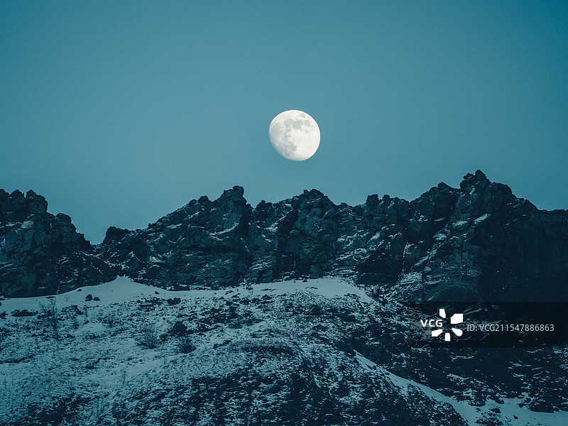 长白山景区傍晚月亮升起图片素材