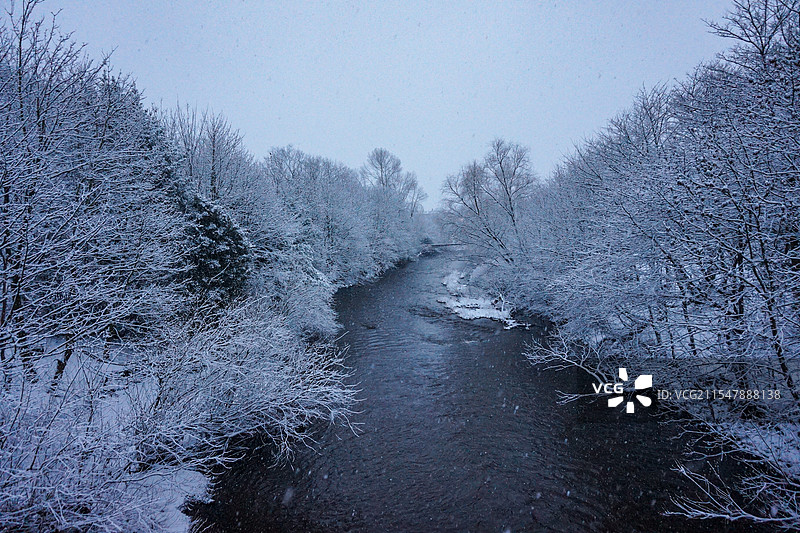大雪中的苏格兰格拉斯哥大学附近公园图片素材