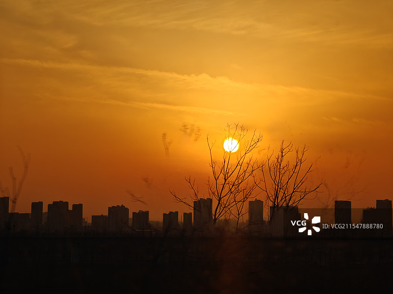 高铁上看夕阳西下图片素材