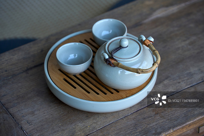 木桌上的茶壶和茶杯图片素材
