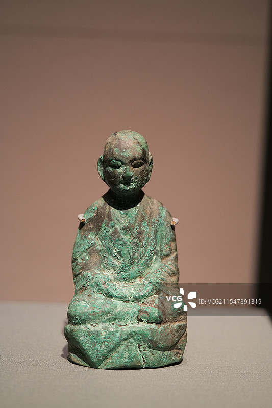 铜制和尚雕像特写图片素材