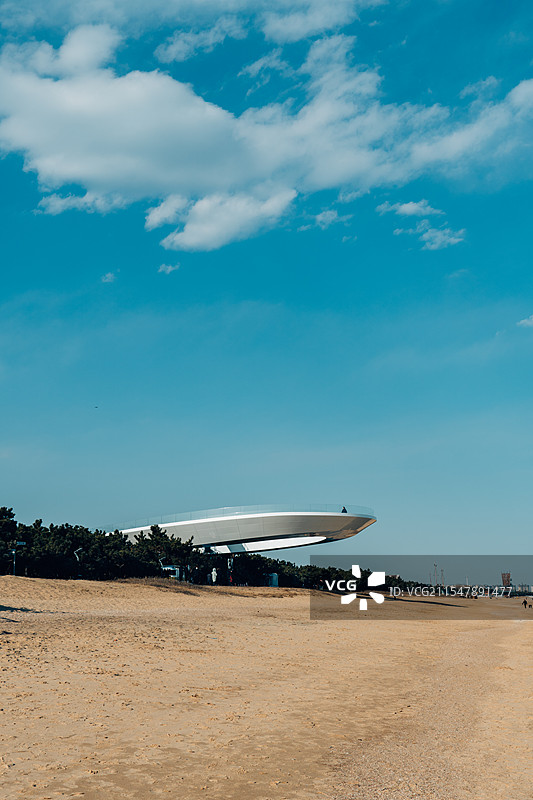 蓝天映衬下的海滩风景图片素材