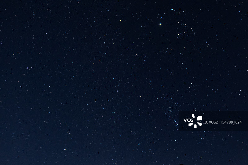 淮北夜间10点钟左右猎户座星场的低角度观察图片素材