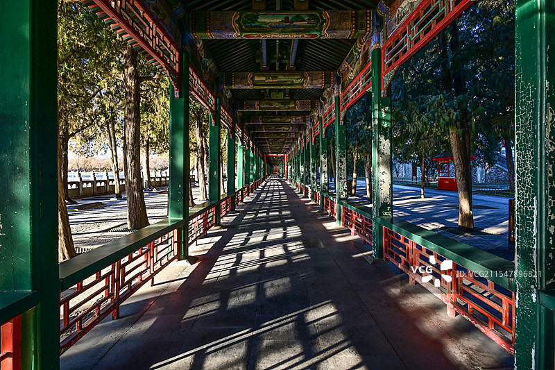 北京颐和园长廊光影图片素材