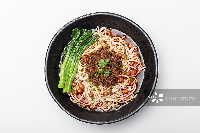 一碗配料丰富的炸酱面图片素材