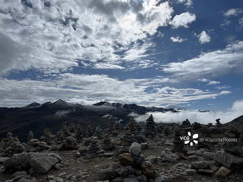 川西路边的玛尼堆#川西#信仰#云海#石头图片素材