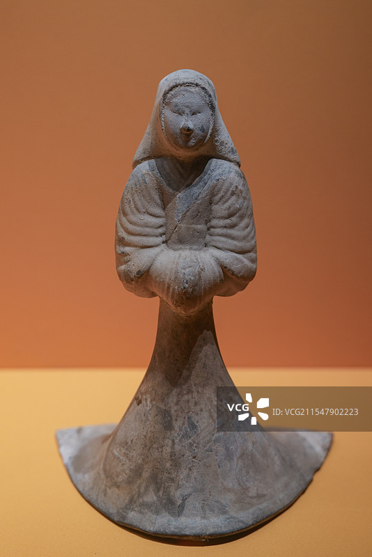 汉 风帽喇叭裙女立俑西安博物院图片素材