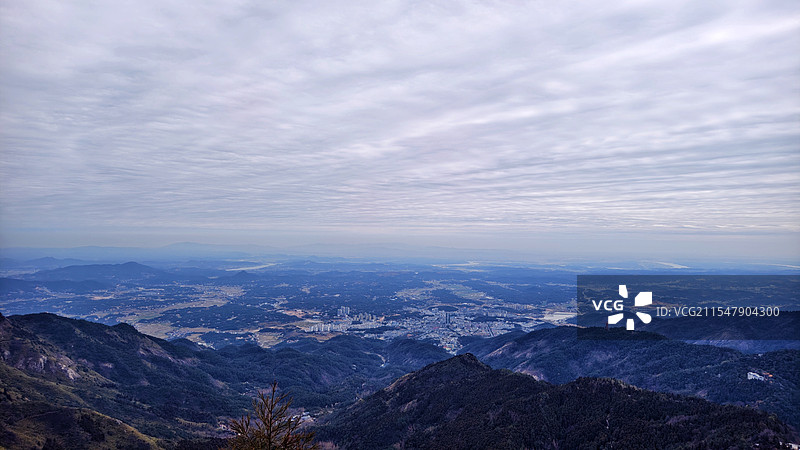 南岳山川风景站在南天门，俯瞰群山与城市，感受大自然的壮美与人类文明的繁荣。拍摄于衡阳市南岳景区！图片素材