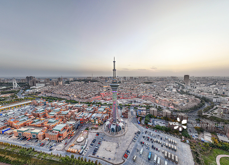 新疆维吾尔自治区喀什古城和喀什昆仑塔全景日落黄昏城市灯光航拍视角图片素材