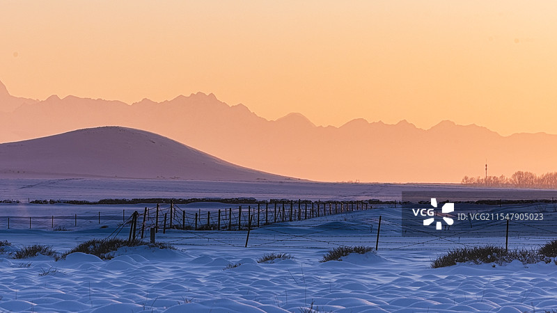 新疆伊犁昭苏天鹅湾雪馒头日落图片素材
