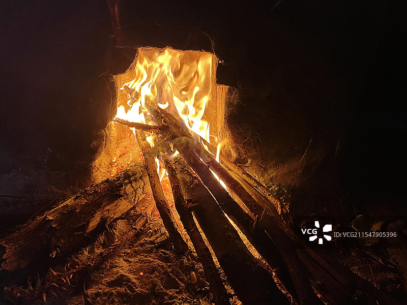 柴火灶和燃烧柴火火焰图片素材
