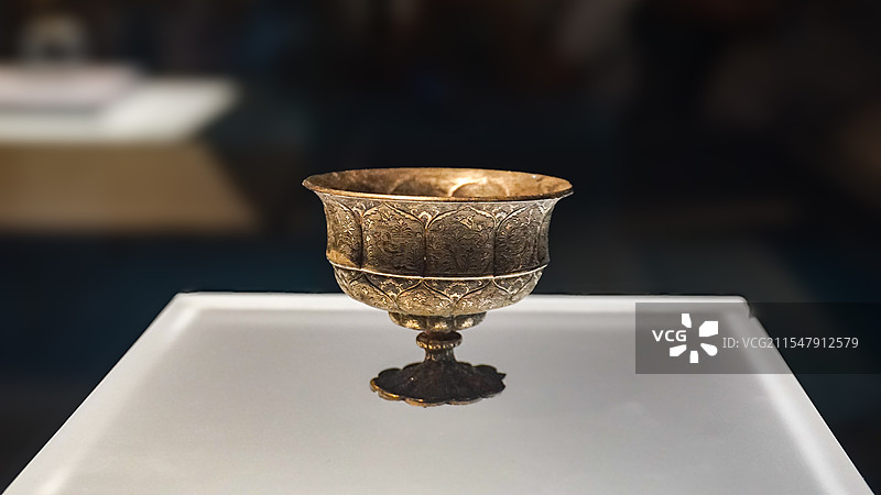 唐·鎏金蔓草花鸟纹高足银杯图片素材