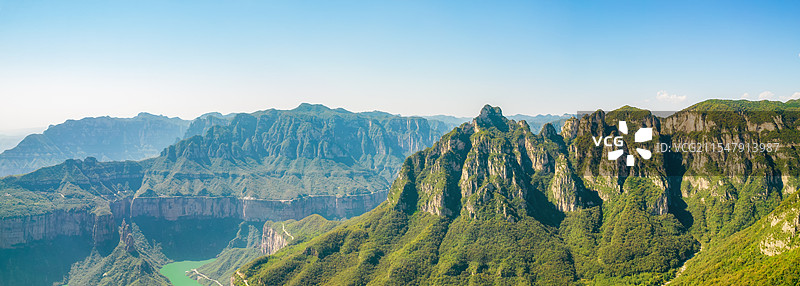 亚洲中国河南省新乡市辉县市关山国家地质公园夏季太行山山谷航拍视角图片素材