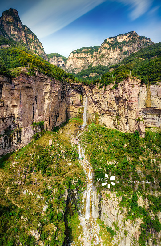亚洲中国河南省新乡市辉县市关山国家地质公园夏季太行山山谷瀑布航拍高视角图片素材