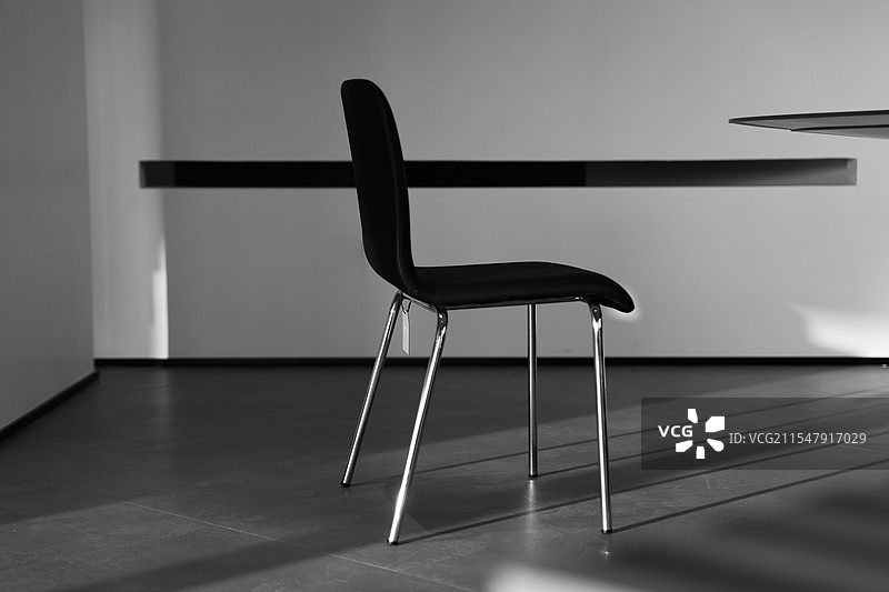 黑白空间椅子光影图片素材