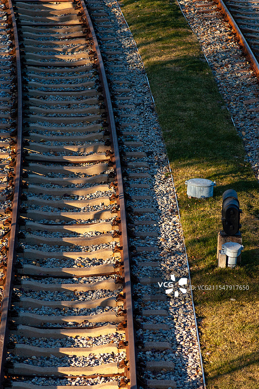 秦皇岛西港花园的古老铁轨图片素材