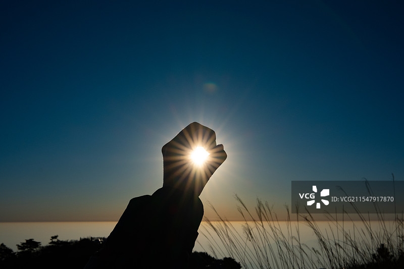 抓住太阳图片素材