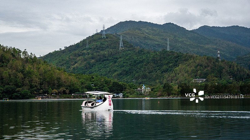 静谧山水：花莲鲤鱼潭的自然魅力图片素材