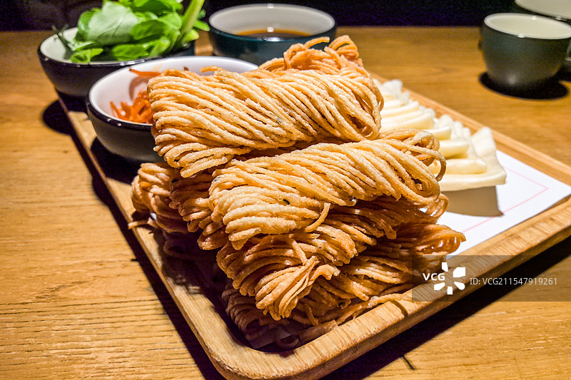 餐桌上的郑州美食馓子图片素材