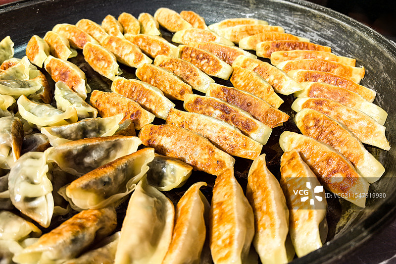 小摊铁锅上的洛阳锅贴图片素材