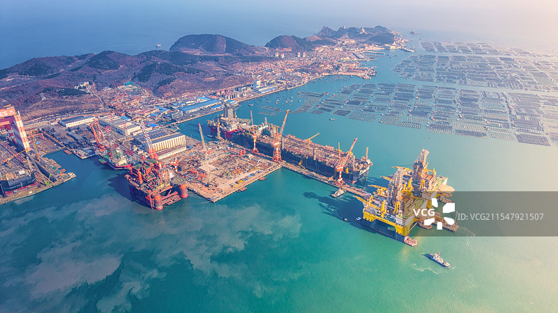 烟台的海上油田图片素材