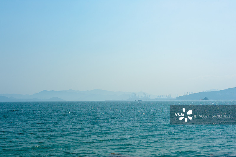 蓝天映衬下的海景和山景图片素材