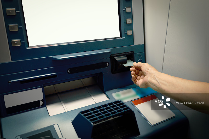 将卡插入ATM机进行安全交易图片素材