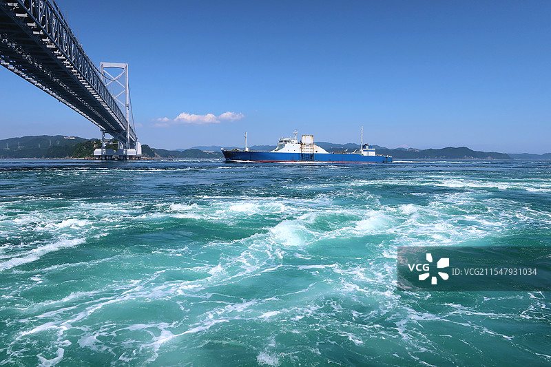 日本德岛县鸣门市，从观潮船上观赏鸣门涡潮（鸣门漩涡）图片素材