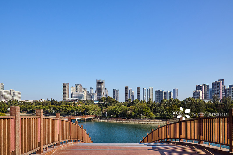 厦门五缘湾湿地公园人圆桥与城市风光图片素材