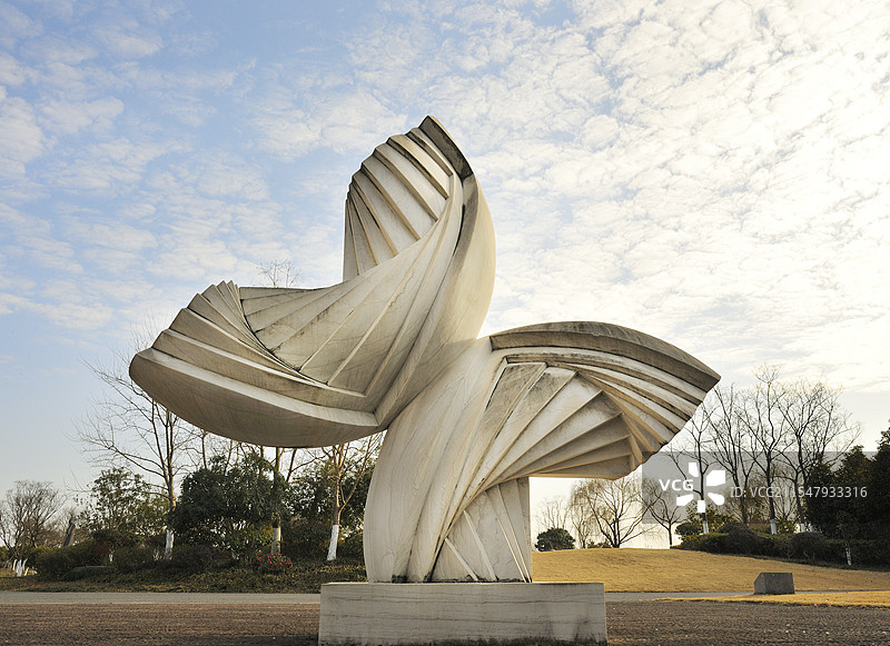 雕塑：潮汐片段1-作者：拉多斯拉夫-苏尔特夫（保加利亚）-材质：石材-尺寸：高3图片素材