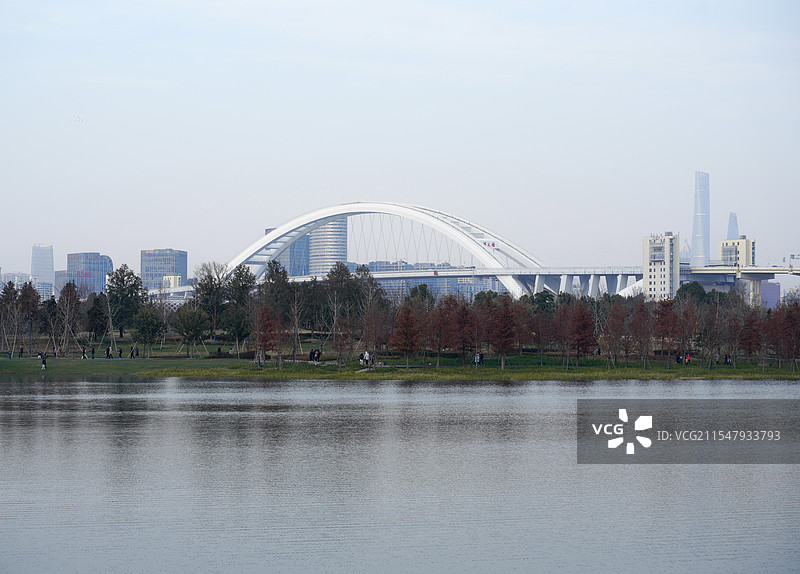 上海卢浦大桥在水面的倒影双子山世博文化公园图片素材