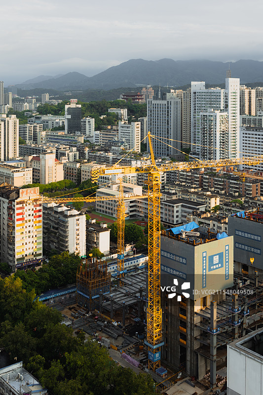 福州市五四路正在建设的兴业银行集团总部，大厦拔地而起，象征着经济增长与金融区的城市发展。图片素材