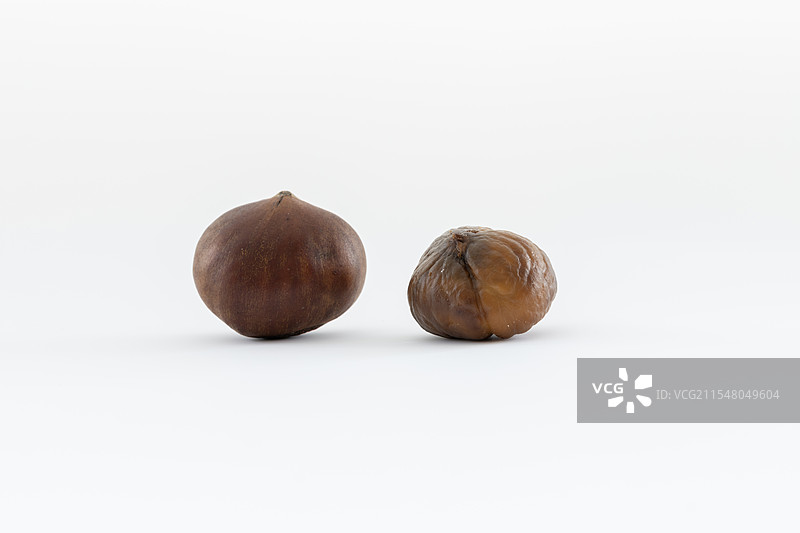 白色背景上的糖炒栗子特写镜头图片素材