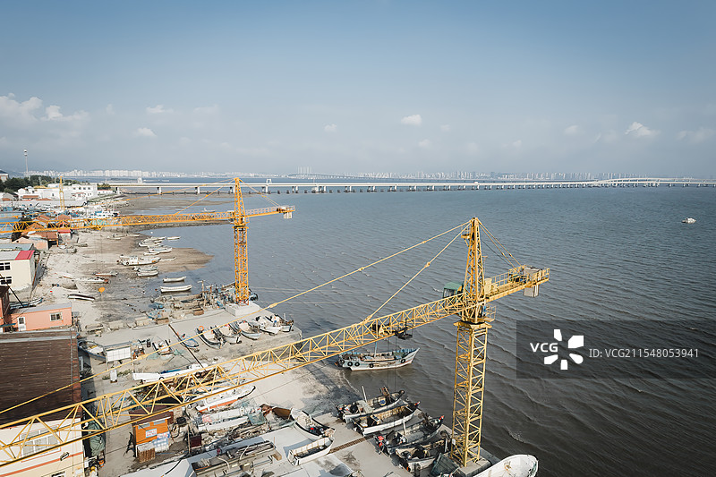 航拍起重机的滨水施工现场图片素材