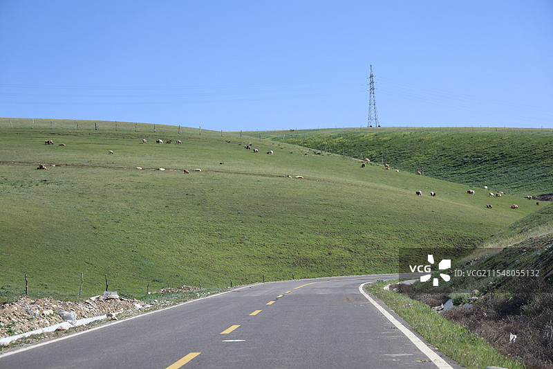 绿色山丘 蓝天 蜿蜒道路 铁塔图片素材