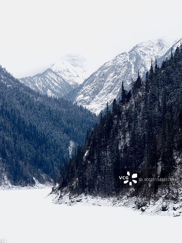 九寨沟长海｜冰封的湖面和远处的雪山图片素材