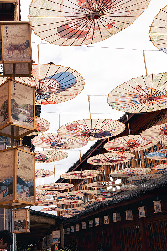 丽江油纸伞花街图片素材
