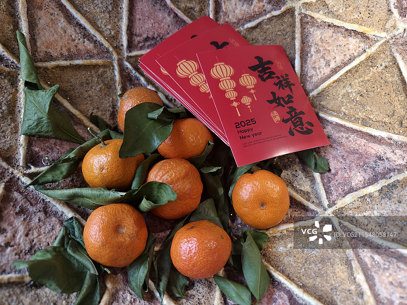新春过年气氛浓厚的橘子和红包图片素材
