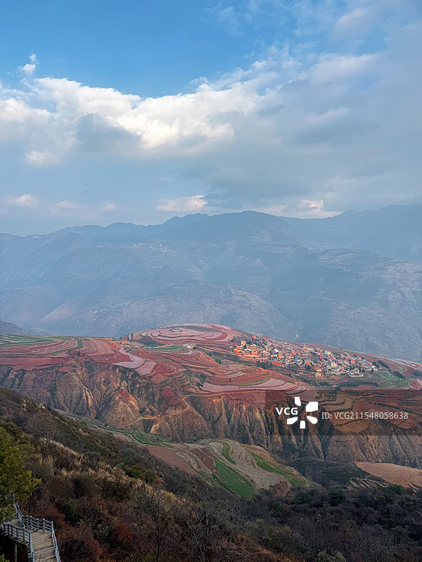 云南东川红土地落霞沟傍晚全景图片素材