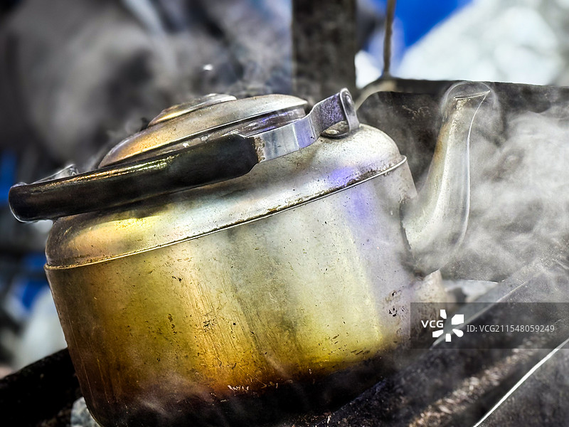 热气腾腾的老式烧水壶图片素材