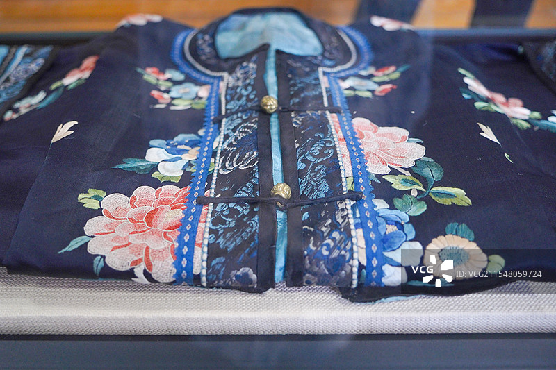 将军衙署藏清代满族蓝缎绣花女服图片素材