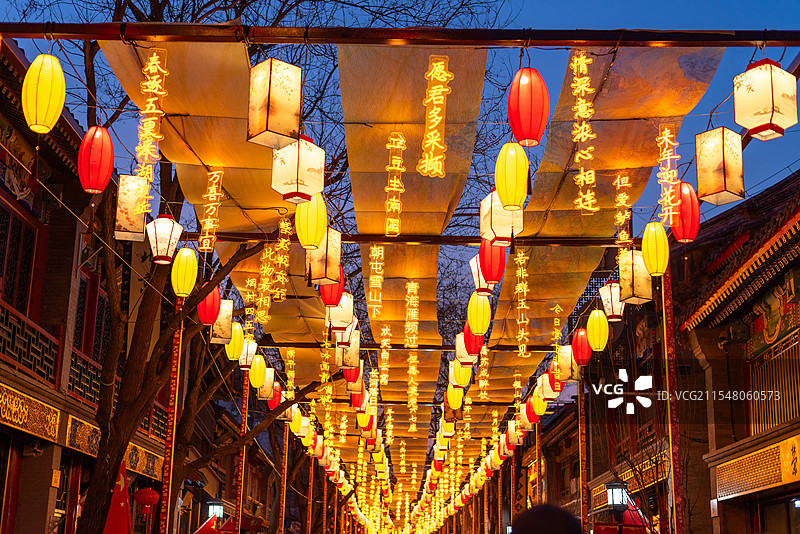 北京琉璃厂庙会上的诗词灯展灯会图片素材